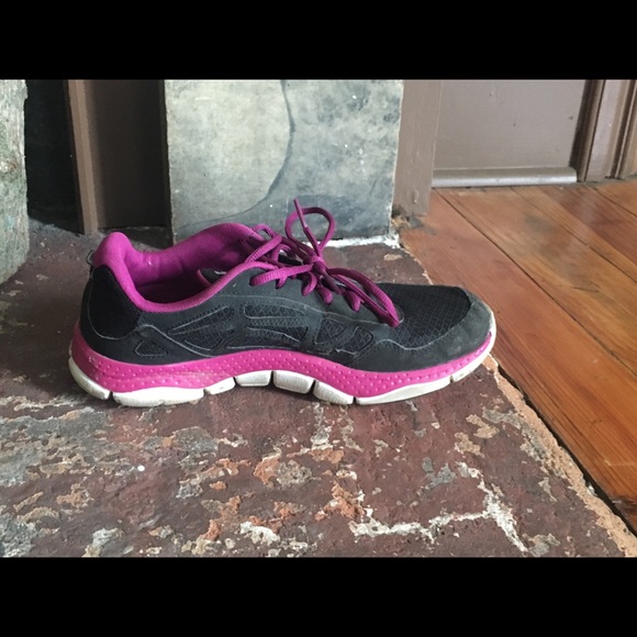 Size 10 Under Armour Tennis Shoe - Picture 3 of 6